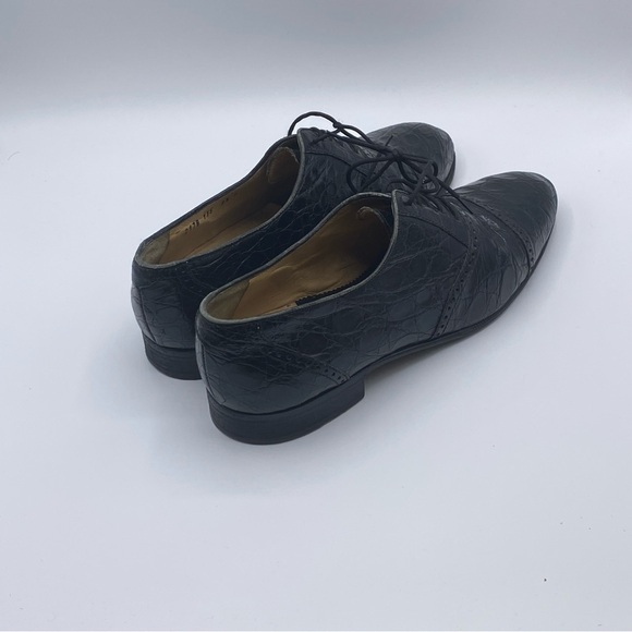 Mauri‎ Black Oxfords with Wingtip Design - Picture 3 of 4